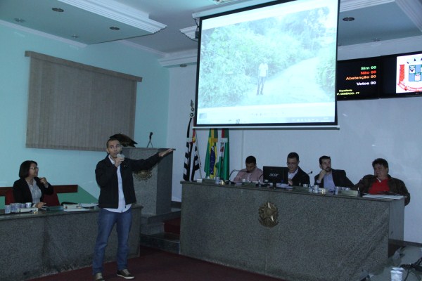 Vereador Demércio durante explicação