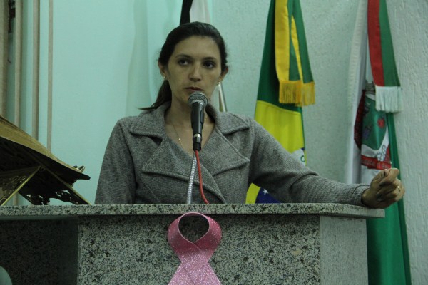 Vereadora Valdilene apresentando o projeto...