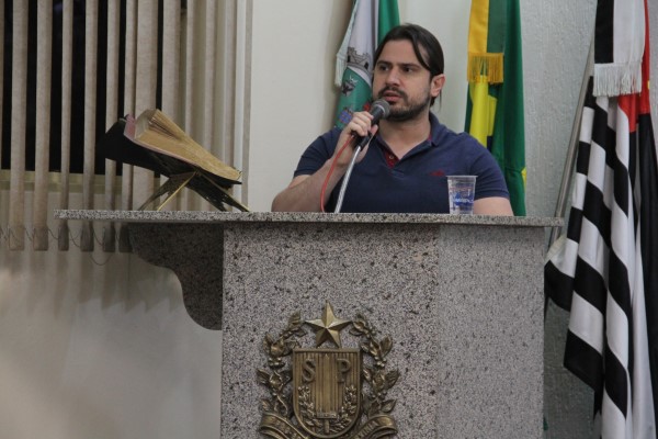 Pasqualino na tribuna. Mais segurança.