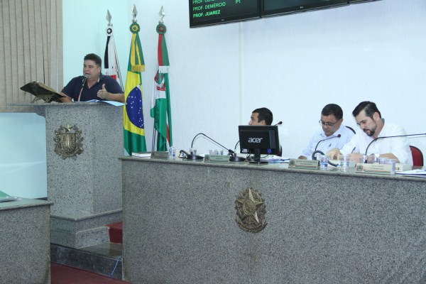 Silas na tribuna explicando apontamento do TC