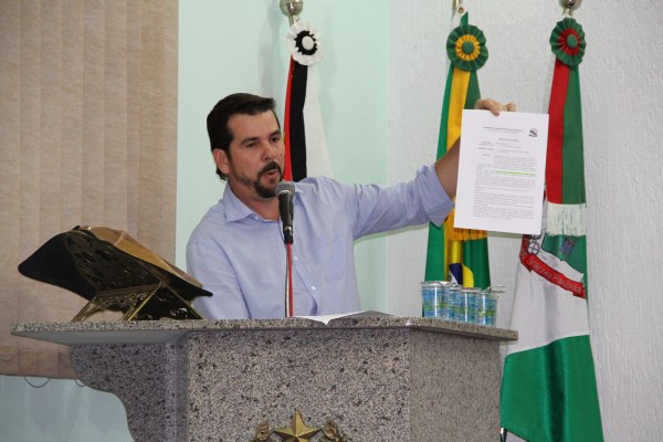 Vereador Luciano durante a denuncia na tribuna da Câmara