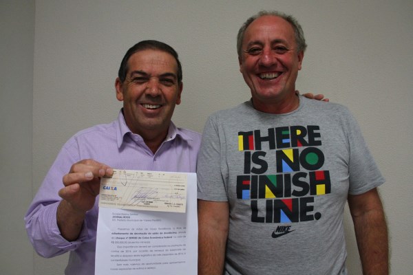 Presidente Ivan Sada entrega cheque para o  Prefeito 