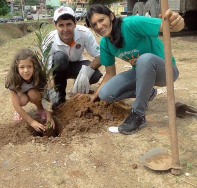 Vereadora planta 48 mudas ás margens do córrego Tapira