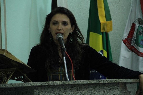 Valdilene defendendo a administração Municipal