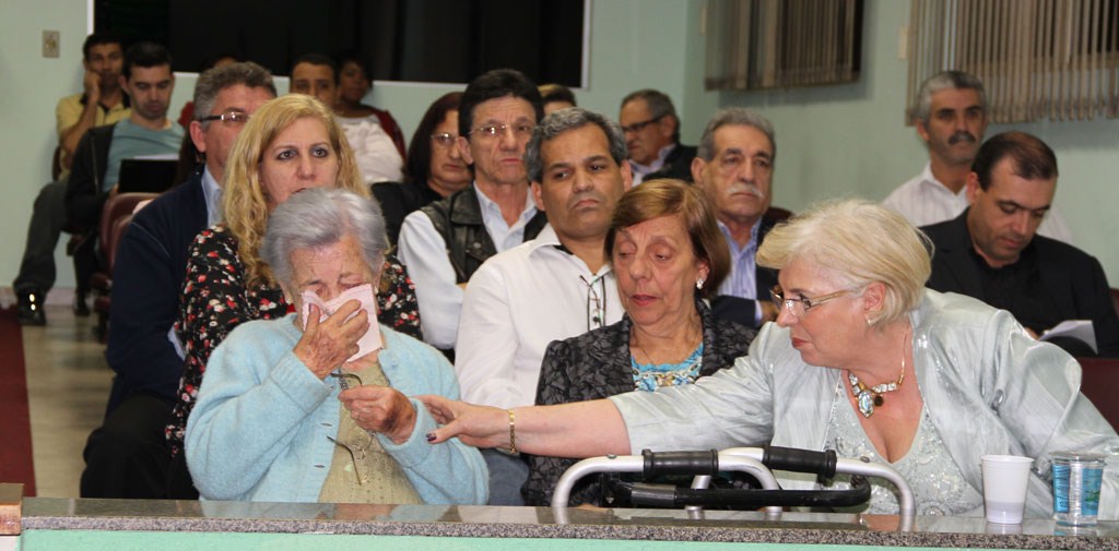 Dona Ermelinda chorou durante homenagem para sua filha