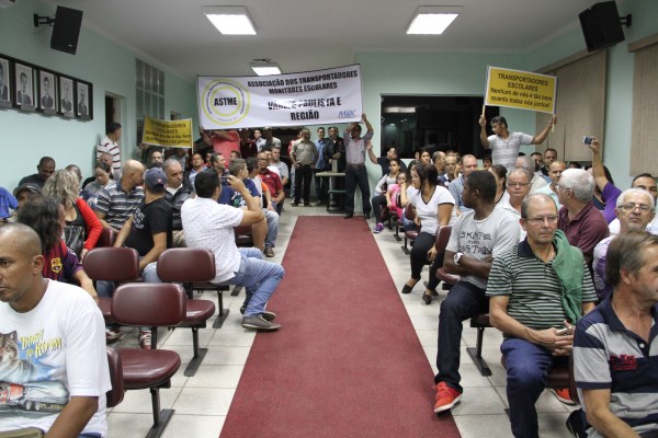 Regulamentada o transporte escolar do município